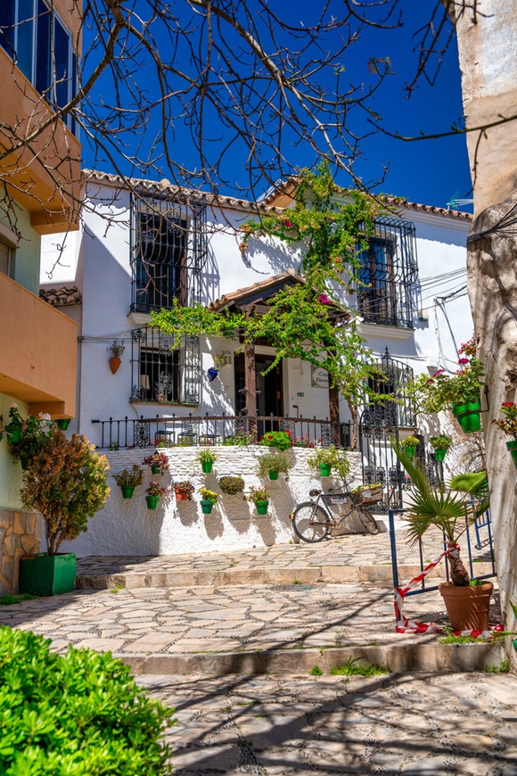 Estepona, uliczka i malowniczy biały dom