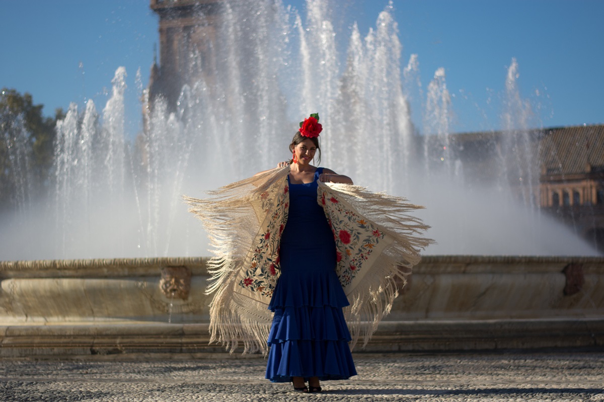 Kobieta tańcząca flamenco na ulicy w Andaluzji