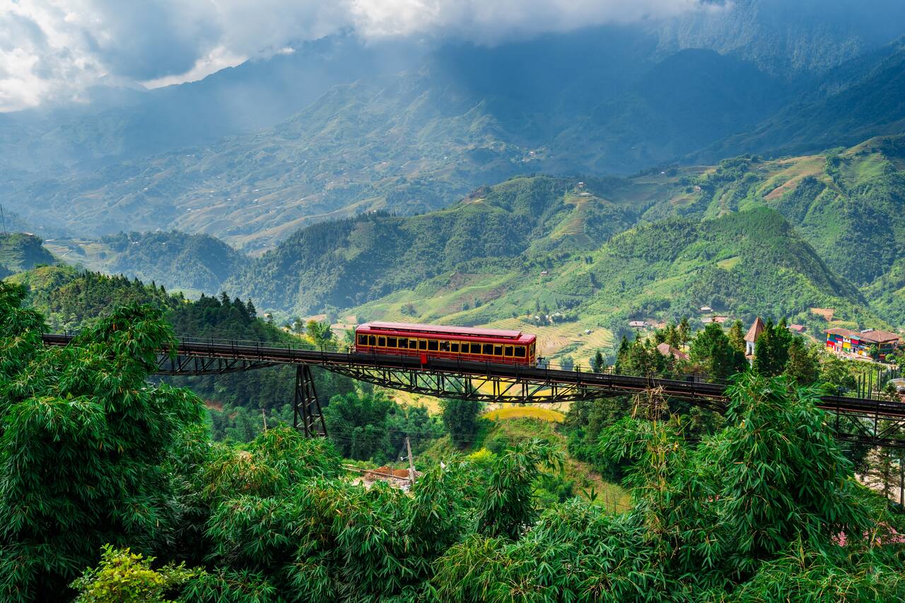 Widok na góry i jadący pociąg w pobliżu miasta Sapa, Wietnam